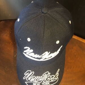 New York baseball cap. Velcro closure. Blue. 80% acrylic, 20% wool
